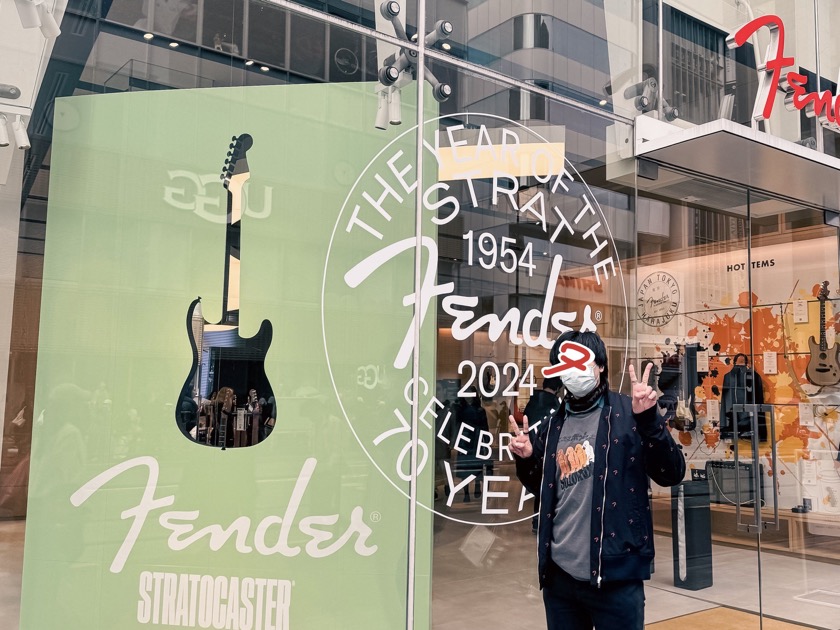「 FENDER FLAGSHIP TOKYO 」入り口で記念撮影